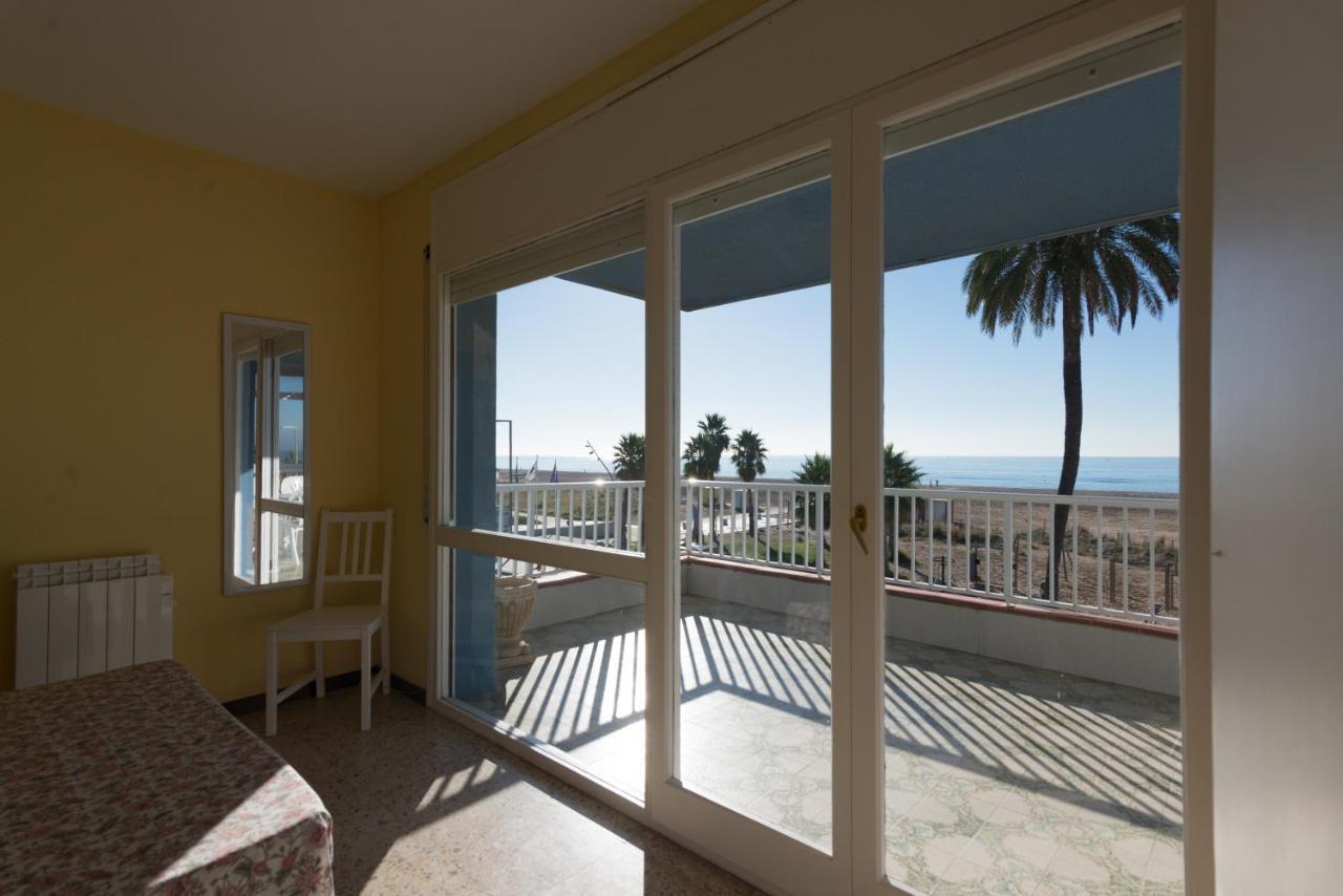 Apartamento en 1era linea mar con terraza de 25m2 Castelldefels Esterno foto