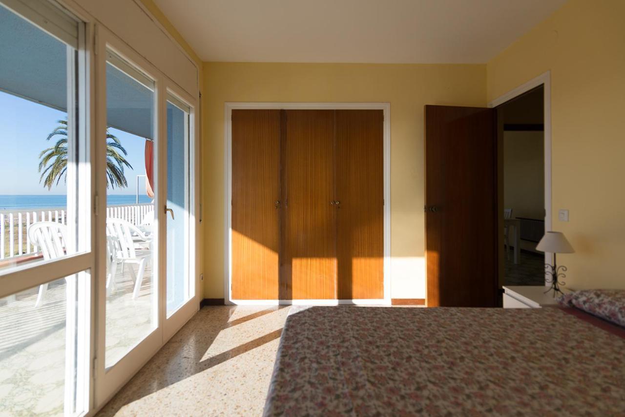 Apartamento en 1era linea mar con terraza de 25m2 Castelldefels Esterno foto